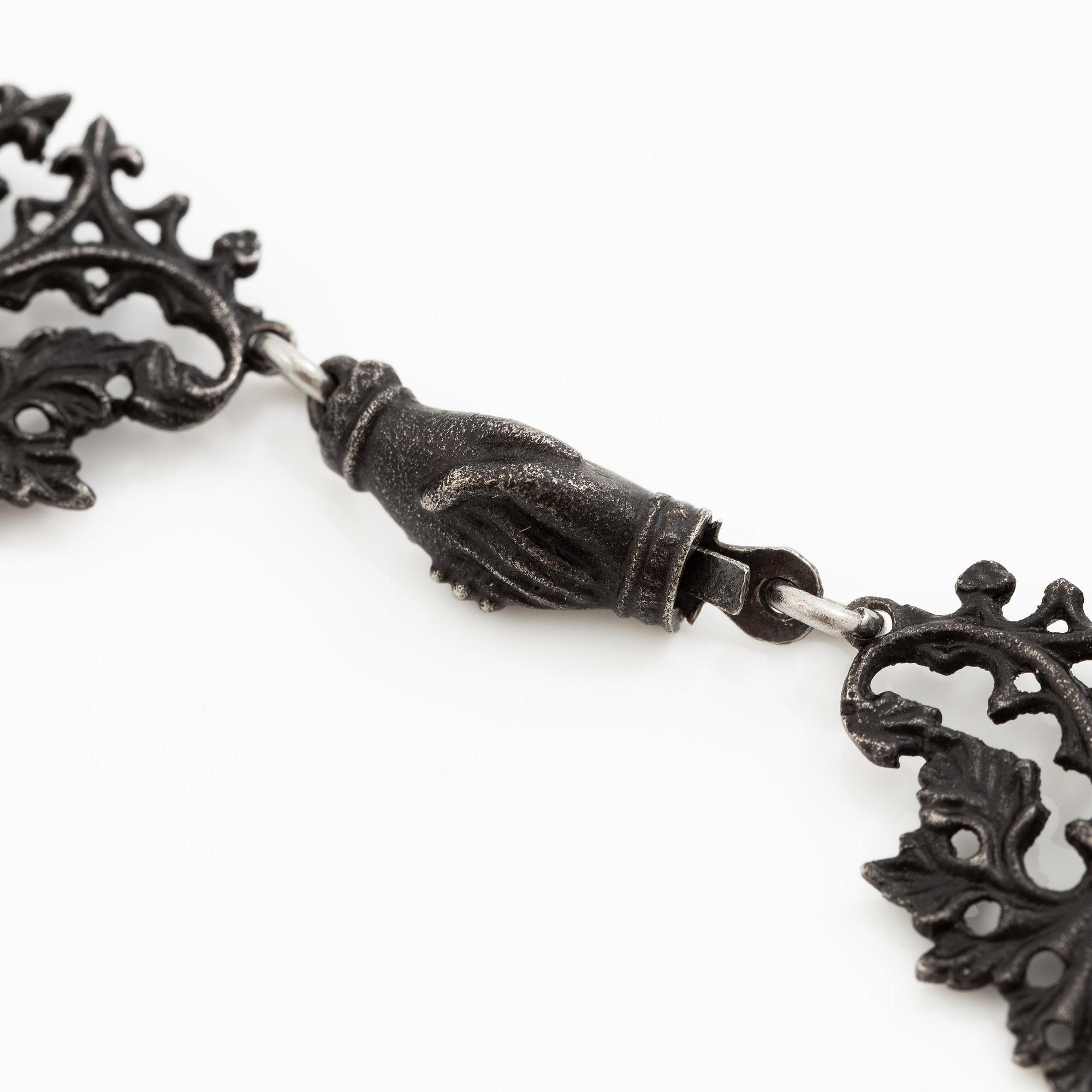 Collier, "eisengold", svärtat gjutjärn, nygotik, 1800-tal.