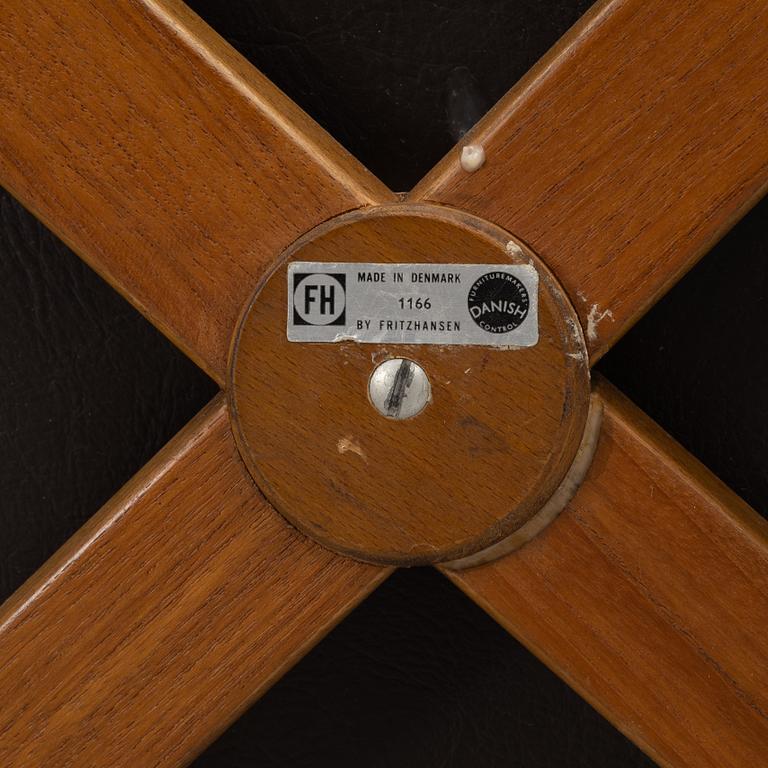 Arne Jacobsen, fåtöljer, ett par, modell 1166, ”Svanen”, Fritz Hansen, Danmark, 1900-talets andra hälft.