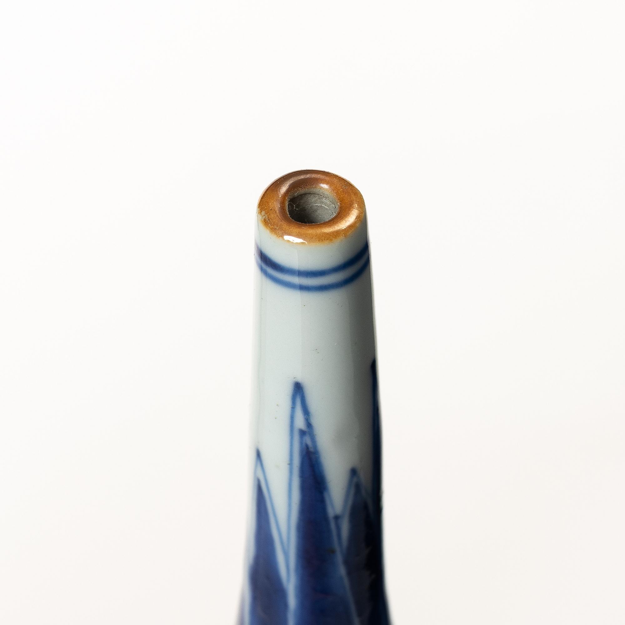 A Chinese blue and white porcelain vase / water sprinkler, Qing dynasty, Kangxi (1662-1722).