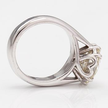 An 18K white gold ring with a ca. 5.11 ct brilliant-cut diamond.