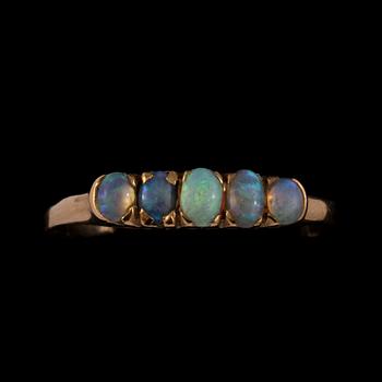 RING, 14k guld med 5 cabochonslipade opaler. Vikt 2 g.