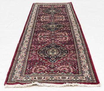 Gallerimatta, orientalisk, ca 305 x 76 cm.