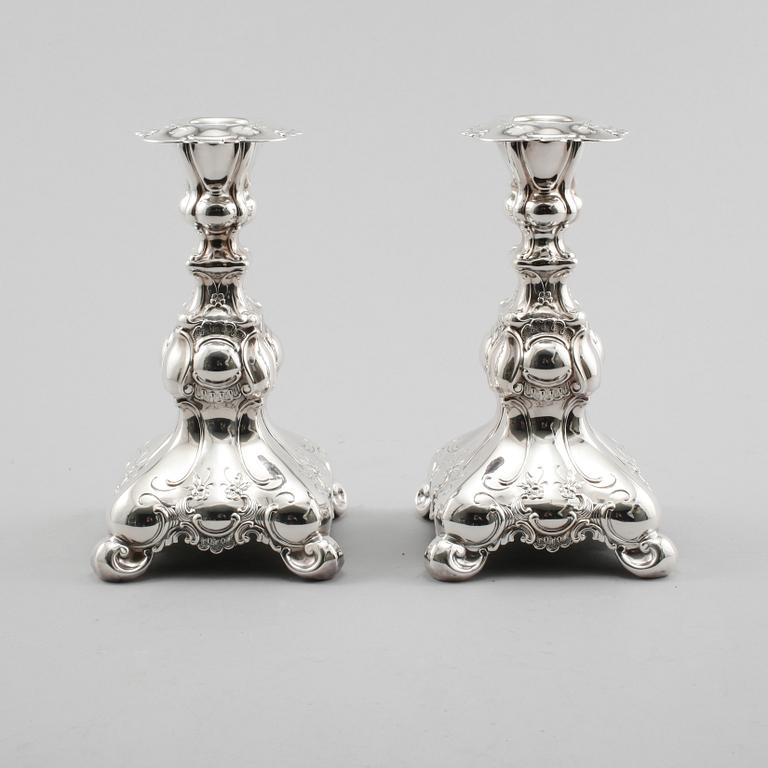 LJUSSTAKAR, ett par, silver, rokokostil, GAB, Stockholm, 1952.