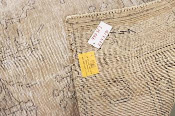 An oriental carpet, vintage design, c. 279 x 191 cm.