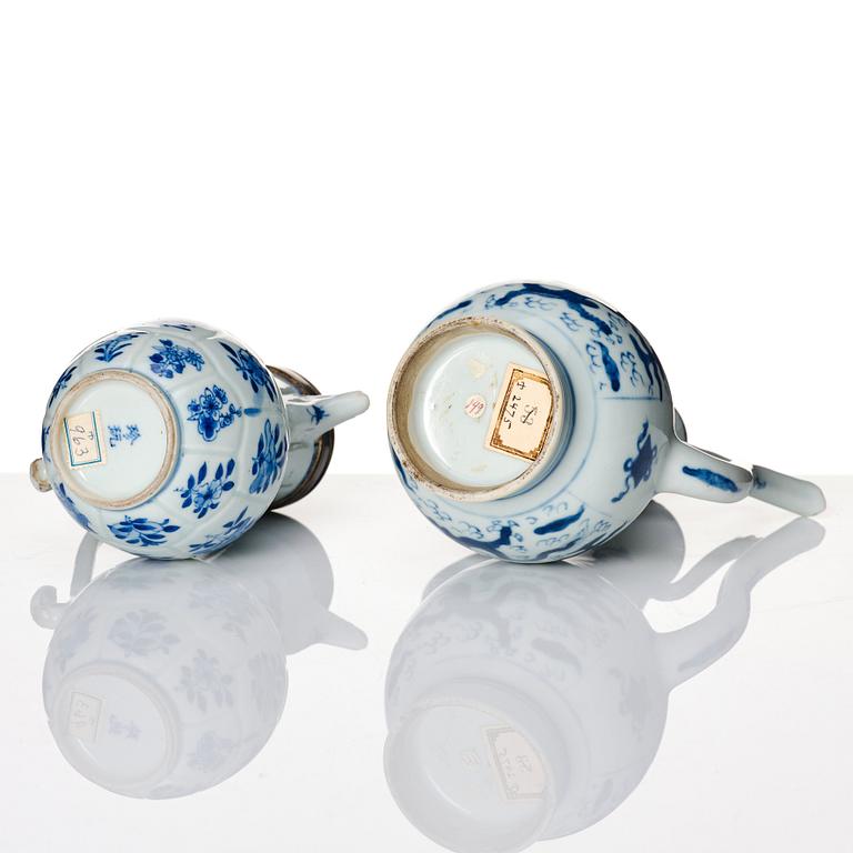 A set of two blue and white ewers, Qing dynasty, Kangxi (1662-1722).