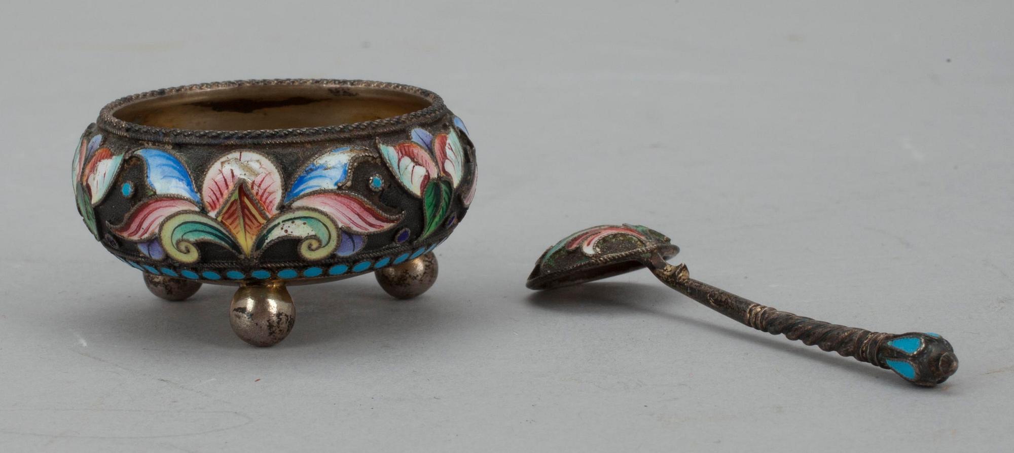 SALTSKÅL MED SKED, silver och emalj, Ryssland, Moskva, 1900-talets början. Totalvikt 33 g.