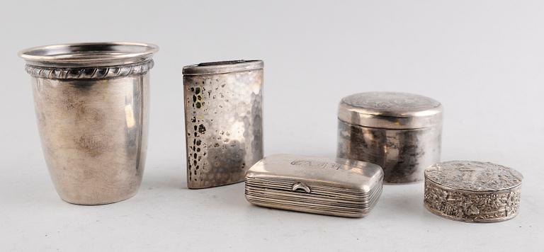 SAMLING SILVERFÖREMÅL, 5 del, bl a 2 dosor, 1879 och 1893. Total vikt ca 207 g.