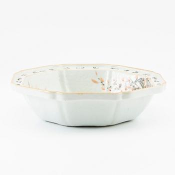 A Chinese basin, late Qingdynasty/early 20th century.