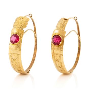 546B. A pair of earrings in 18K gold with red glass, 9th century.