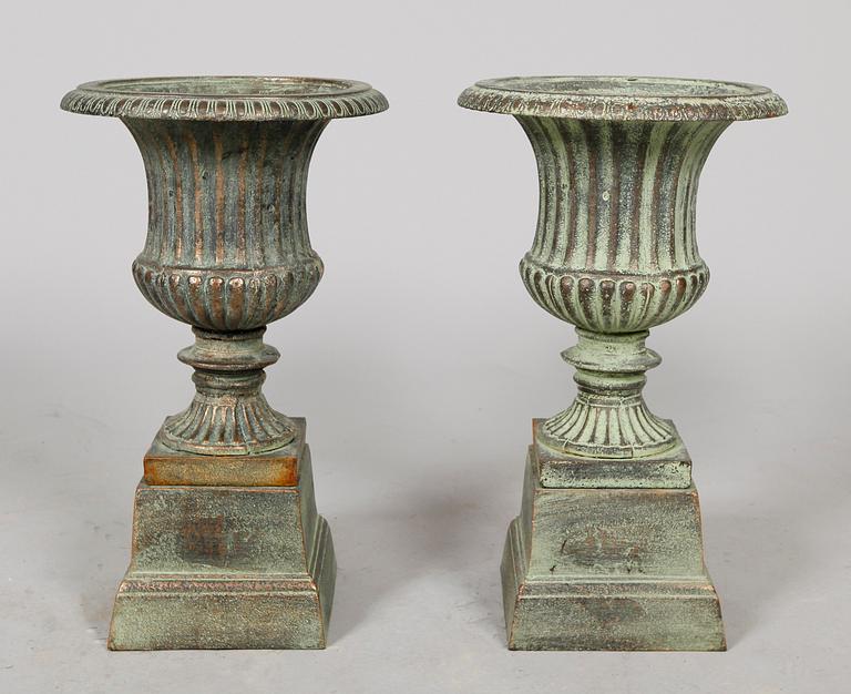 TRÄDGÅRDSURNOR, 1 par, samtida.