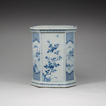 A rare large blue and white plinth/garden seat, Qing dynasty, Kangxi (1662-1722).