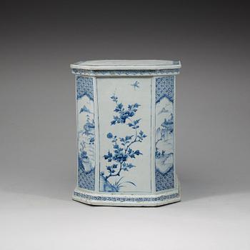 PALL/PIDESTAL, porslin. Qingdynastin, Kangxi (1662-1722).