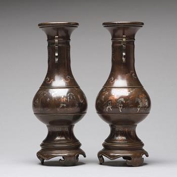 VASER, ett par, brons. Qing dynastin (1664-1912).