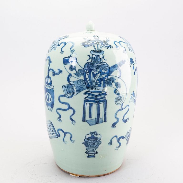 A Chinese Qing Dynasty around 1900 porcelain urn.