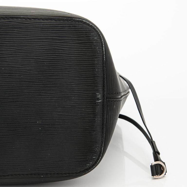 Louis Vuitton, a 'Neverfull MM' bag.
