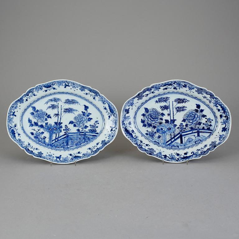STEKFAT 2 st, porslin, Kina, Qianlong (1736-1795).