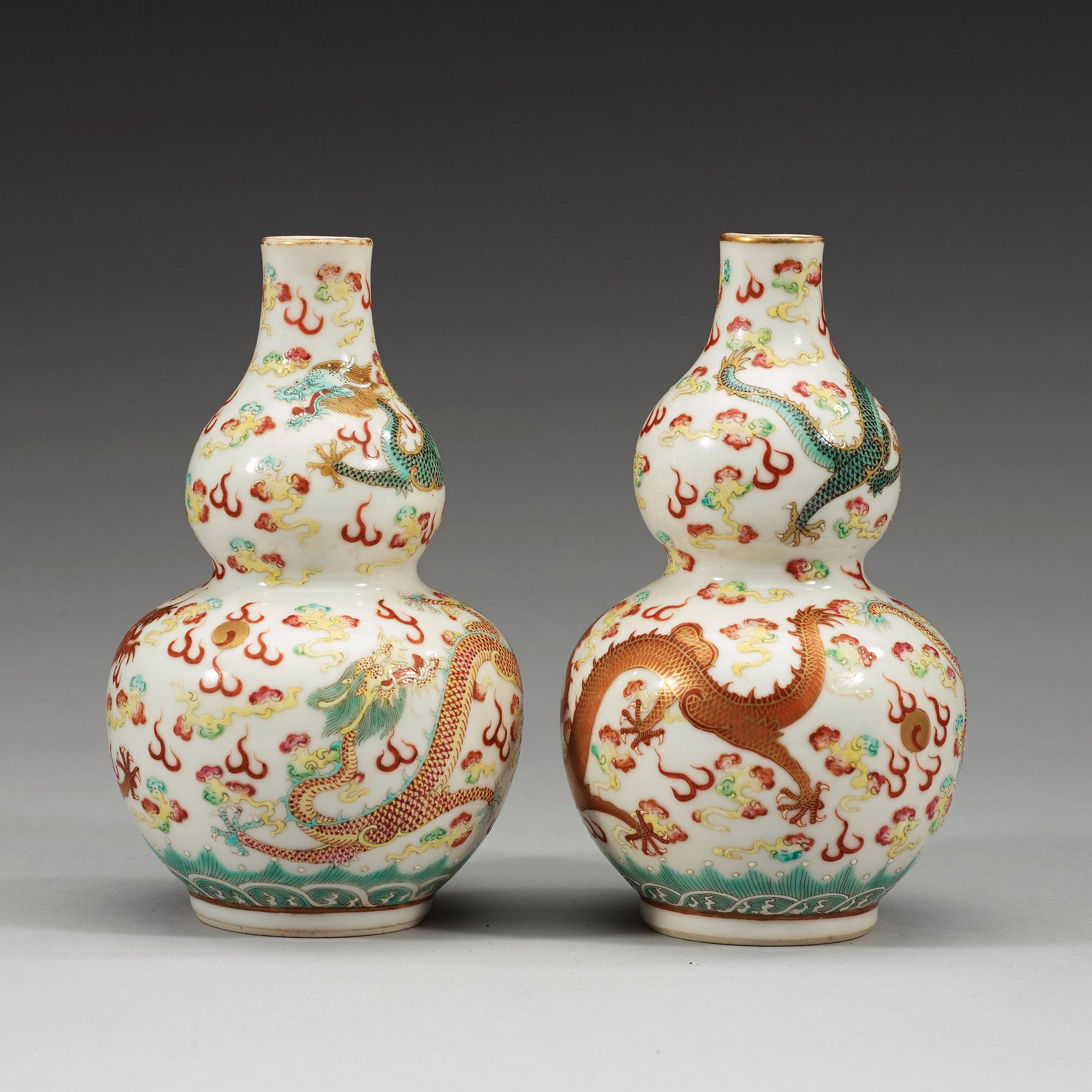 VASER, ett par, porslin. Republik (1912-49) med Guangxu respektive Qianlong sex karaktärers märke.