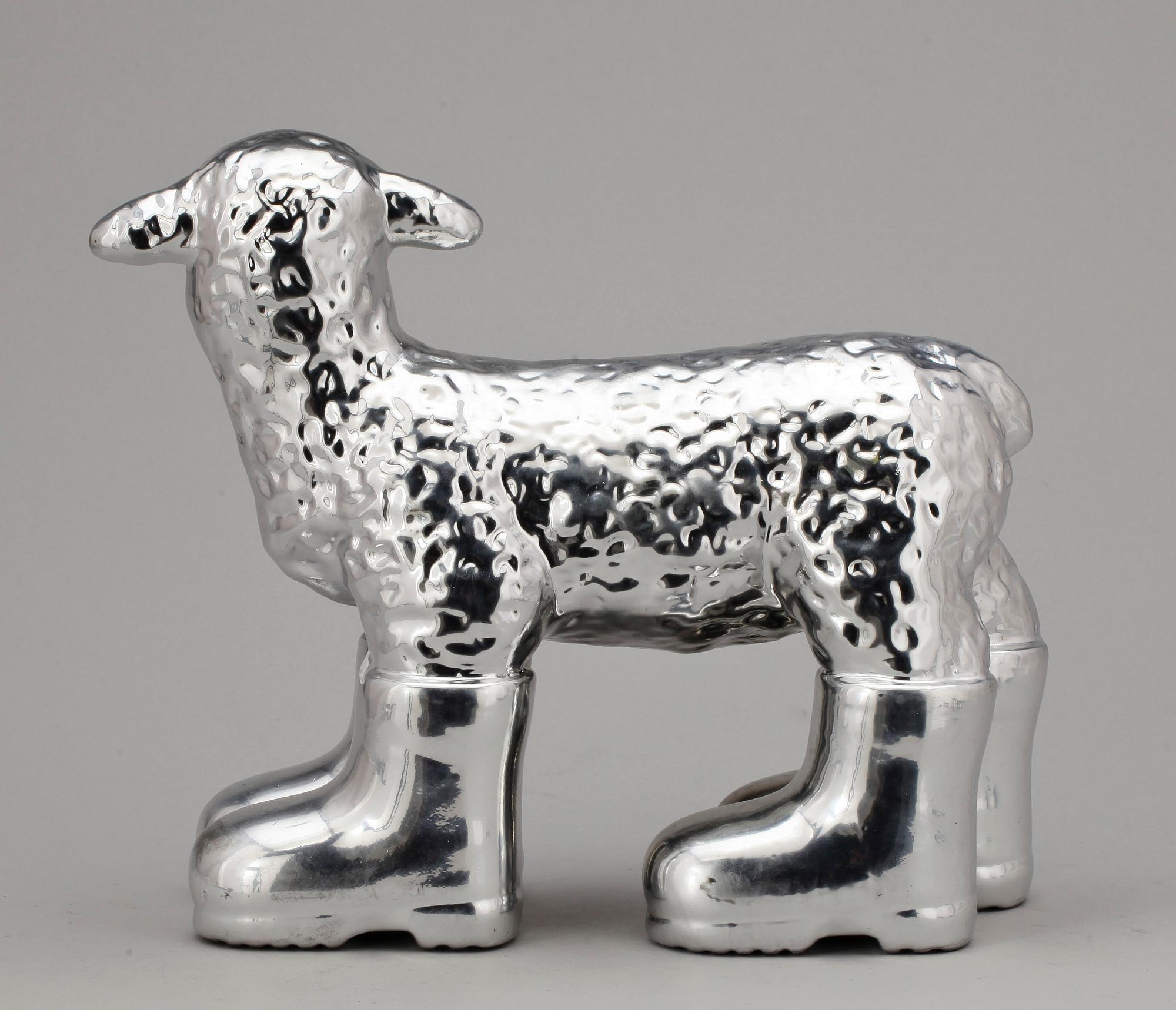 WILLIAM SWEETLOVE, "Cloned porcelain lamb with boots", keramik, sign o numr 46/100.