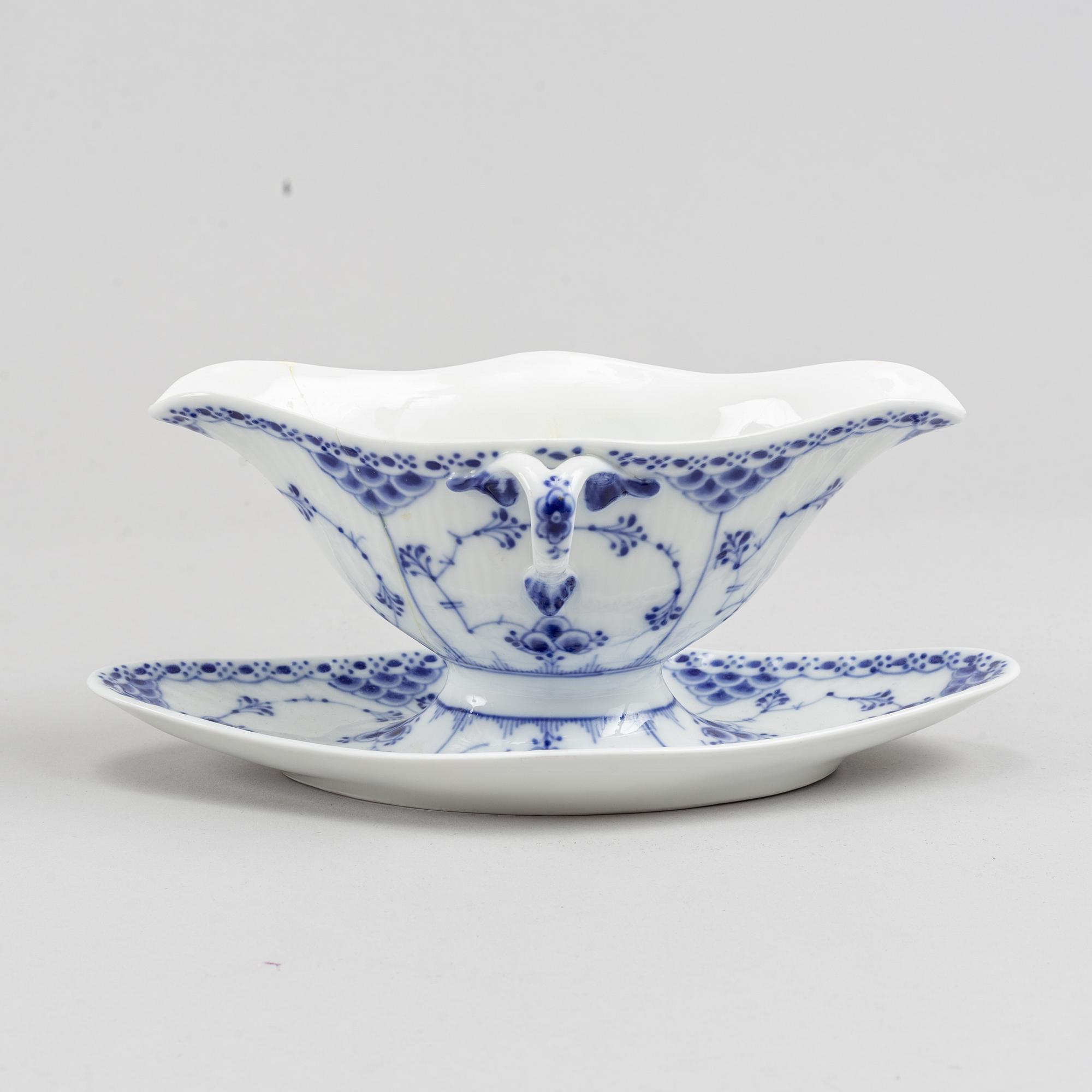 Royal Copenhagen, mat- samt kaffeservis, 85 delar, porslin. "Musselmalet", Danmark, 1900-tal.