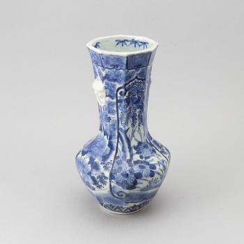 A blue and white Japanese vase, Meiji period (1862-1912).