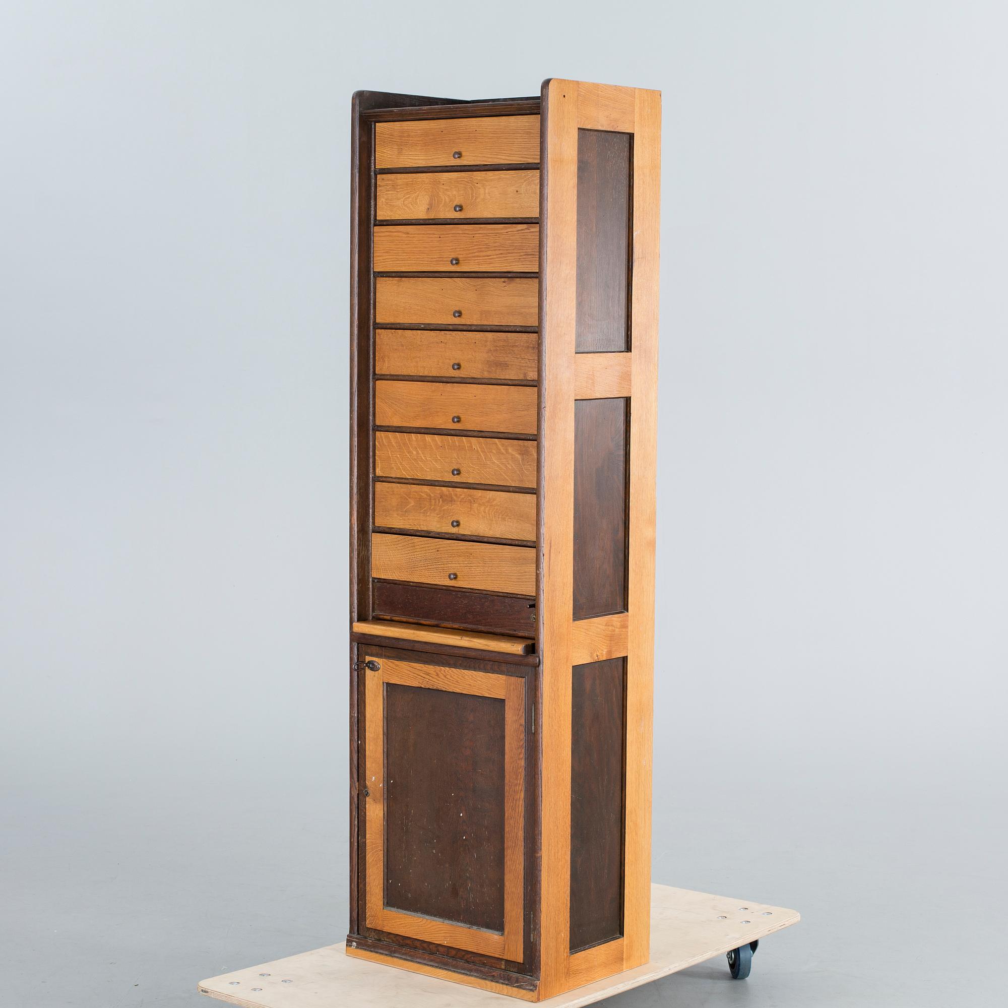 LÅDSKÅP, ek 1900-talets första hälft.