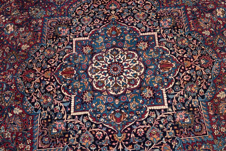 Matta antik Meshed, signerad Amoghli, ca 526,5 x 356 cm.