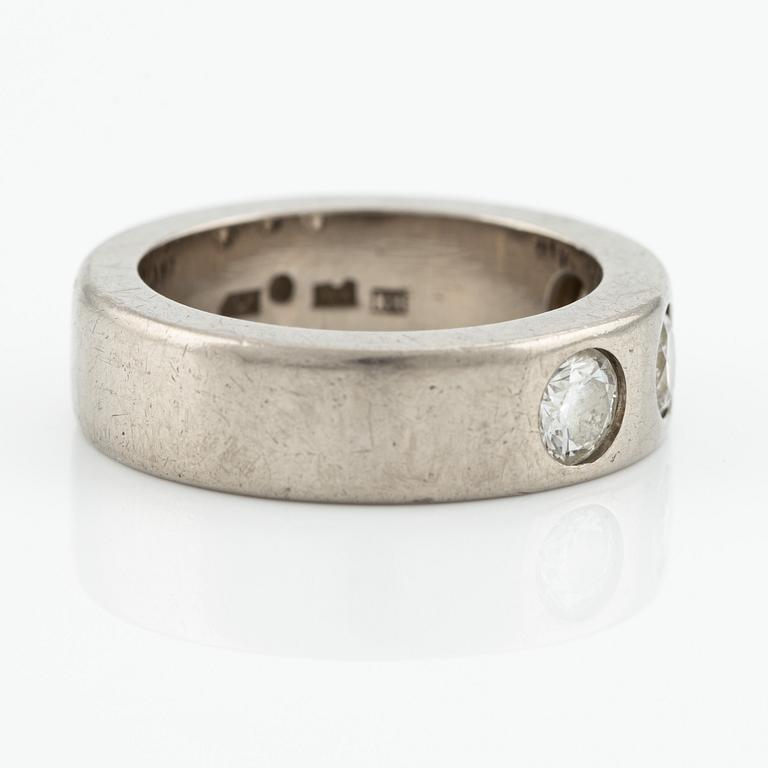 Ring, 18K vitguld, halvallians med tre briljantslipade diamanter, totalt 0,95 ct.