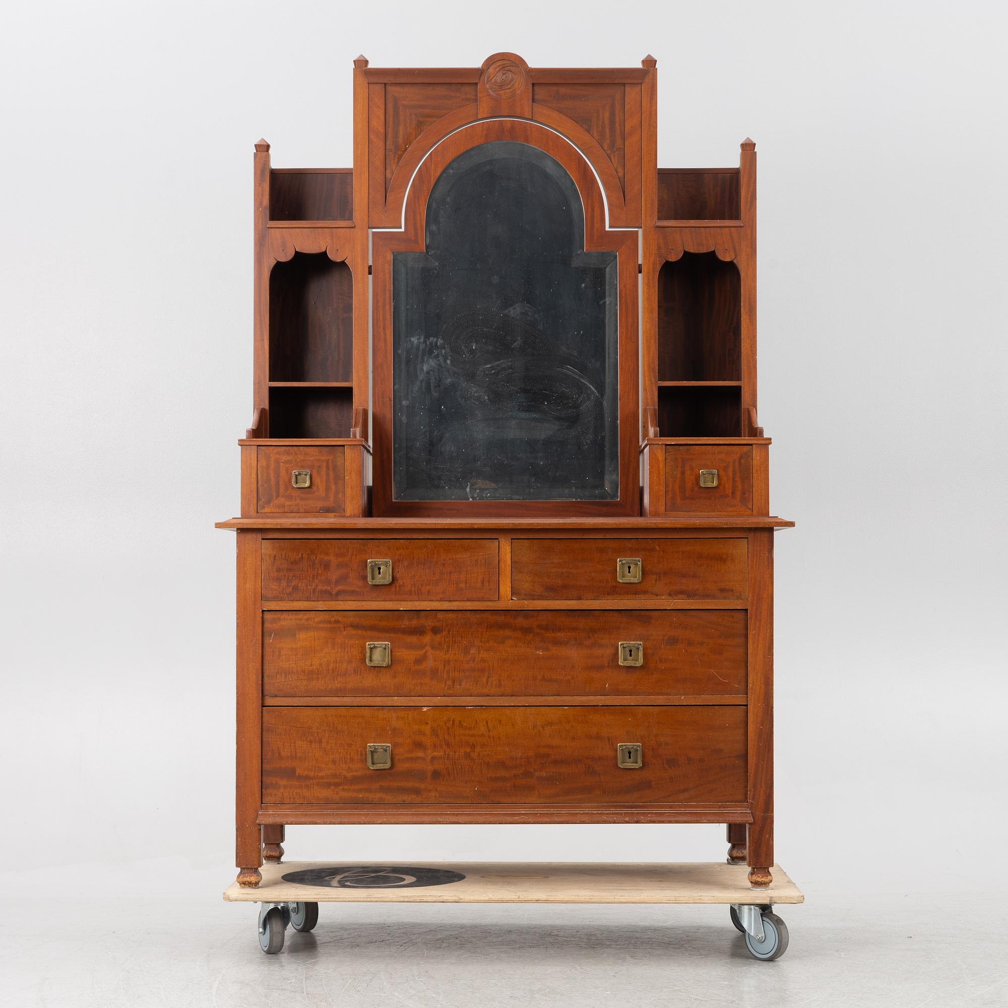 Byrå med uppsats, 1900-talets första hälft.