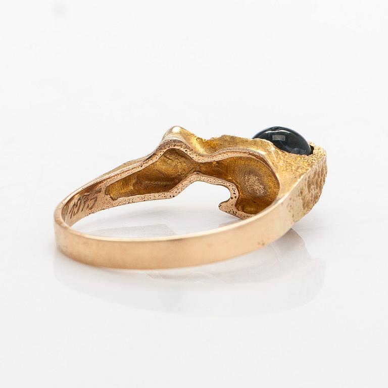 Björn Weckström, ring, "Gömd agat", 14K guld och mossagat. Lapponia 1975.