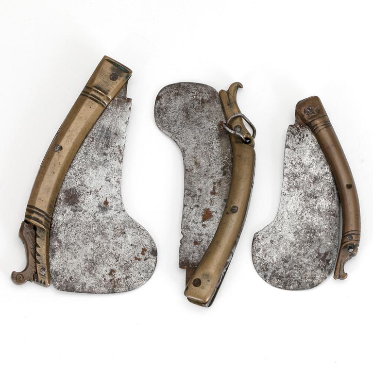 GÄSTABUDSKNIVAR, 3 st, mässing, järn, sannolikt 1700-tal.