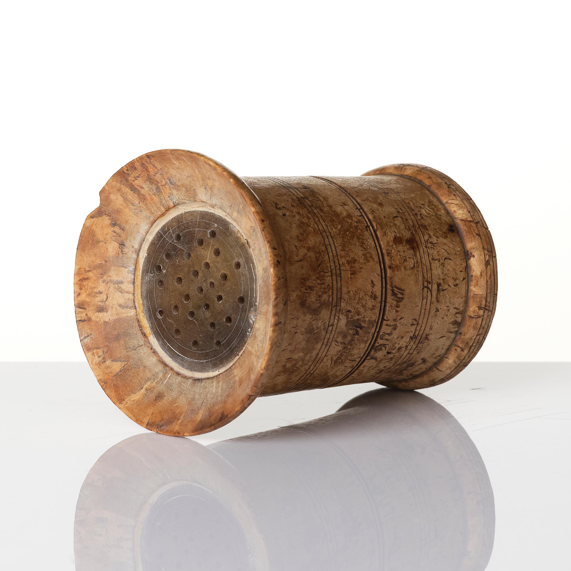 A birch sand caster, 18th/19th century.