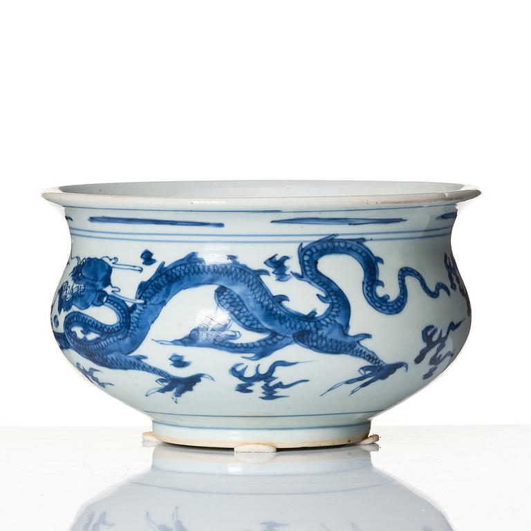 A blue and white dragon censer, Qing dynasty, Kangxi (1662-1722).