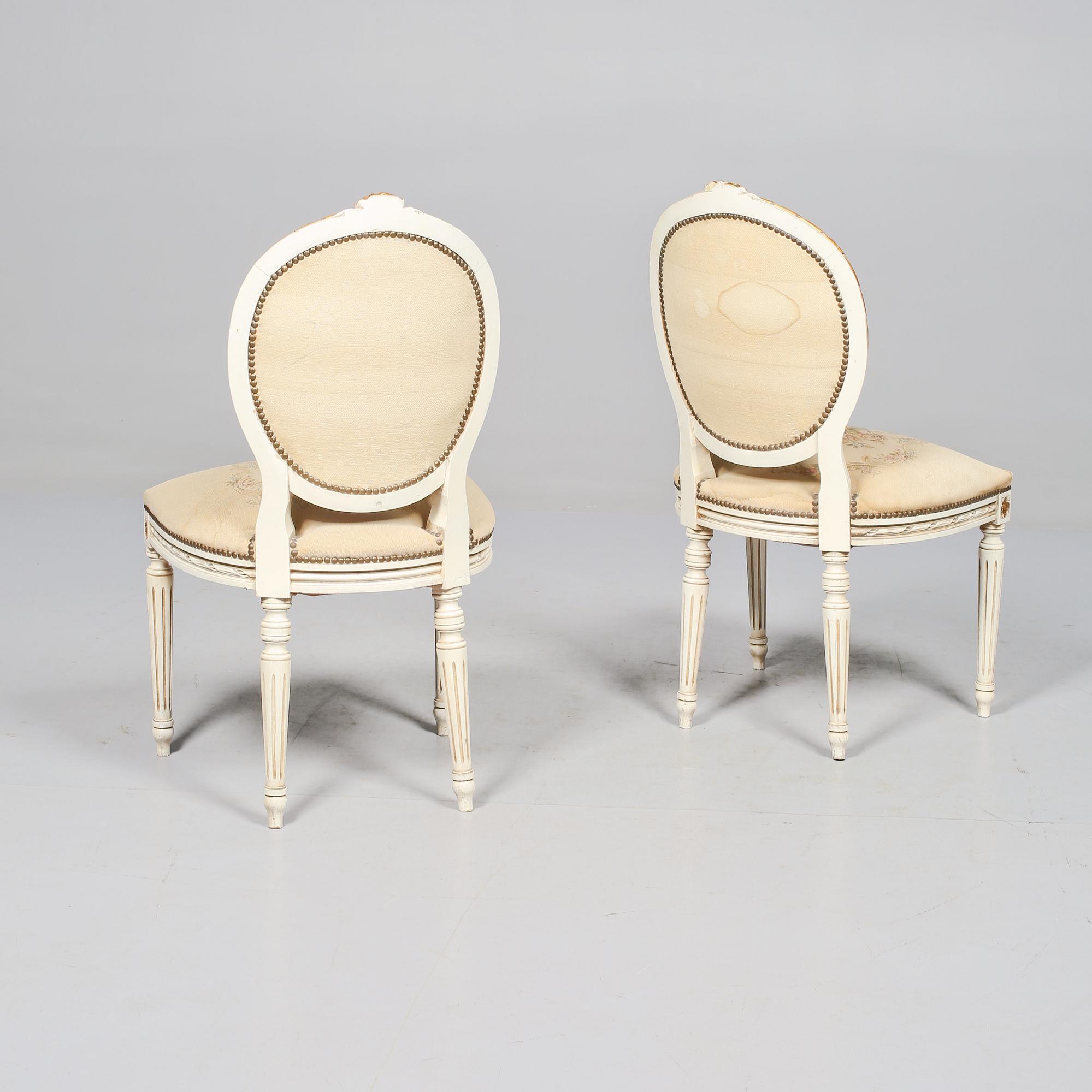 STOLAR, ett par, gustaviansk stil, omkring 1900-talets mitt.