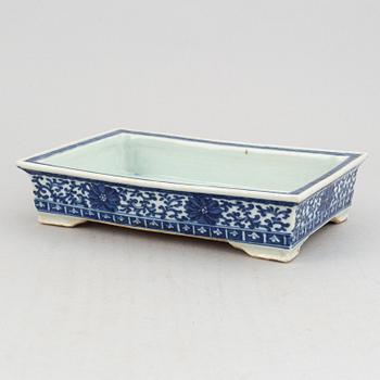 A group of 7 blue and white dishes, 18/20th Century.
