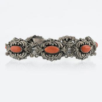 Armband, silver med korall, Ungern.