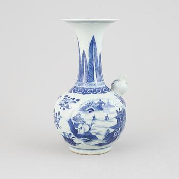 A Chinese blue and white porcelain kendi, early 19th century.