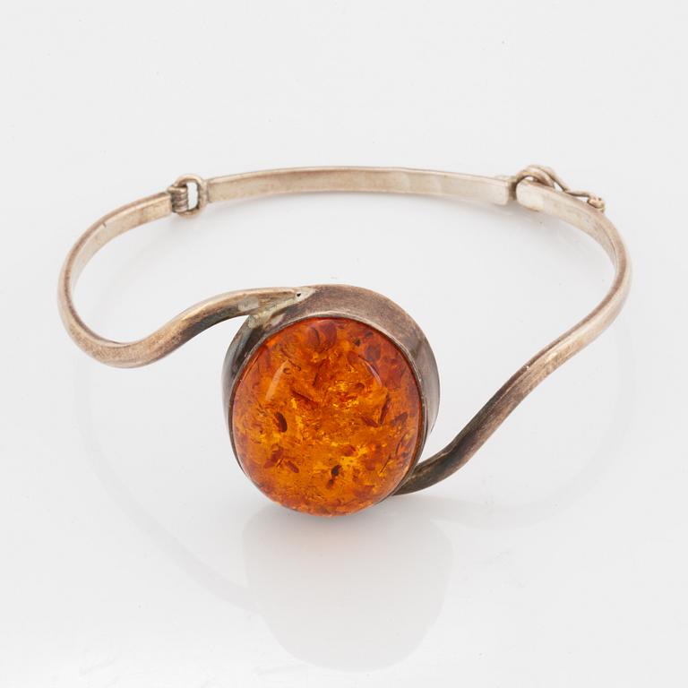 HALSMYCKE OCH ARMRINGAR två st, silver med bärnsten och bergkristall.