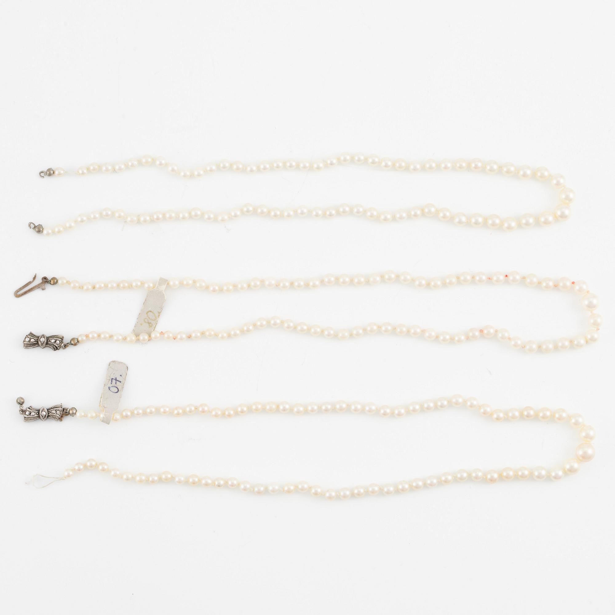Pärlcollier, tre stycken, odlade pärlor, lås silver, varav ett saknar lås.