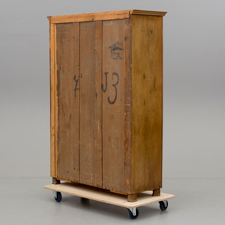 VITRINSKÅP, 1900-talets första hälft.