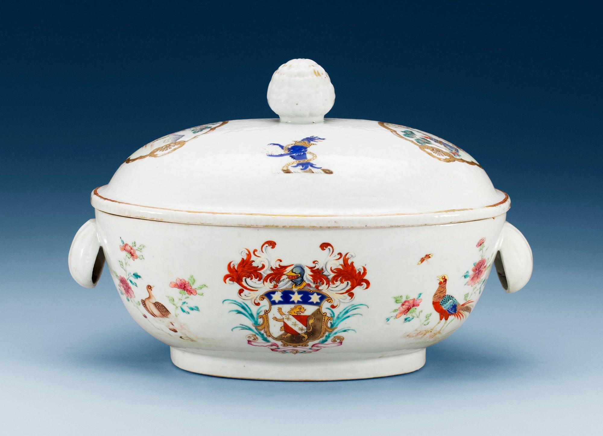 TERRIN med LOCK, vapenporslin. Qing dynastin, Qianlong (1736-95) ca 1746.