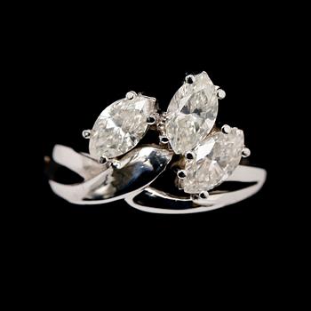 RING, 14 k vitguld, med 3 markisslipade briljanter tot ca 1.50 ct.