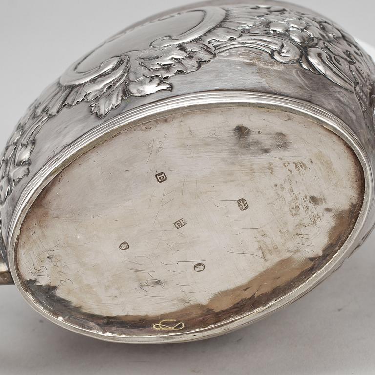 TÉKANNA, silver, oidentifierad smed med monogram CF, London, England, år 1800. Total vikt ca 422g.