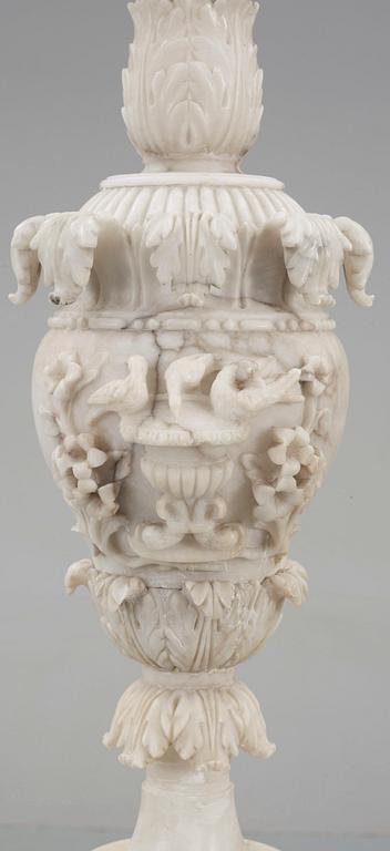 URNOR, ett par, alabaster, Italien, senare delen av 1800-talet.