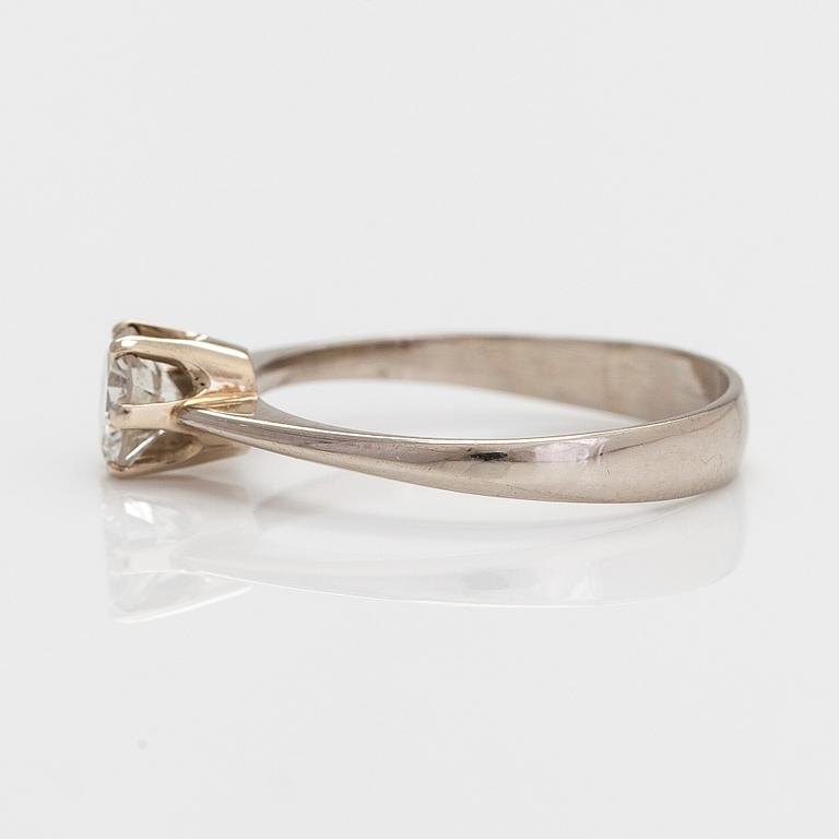 Ring, 14K vitguld, briljantslipad diamant ca 0.52 ct. Finska stämplar.