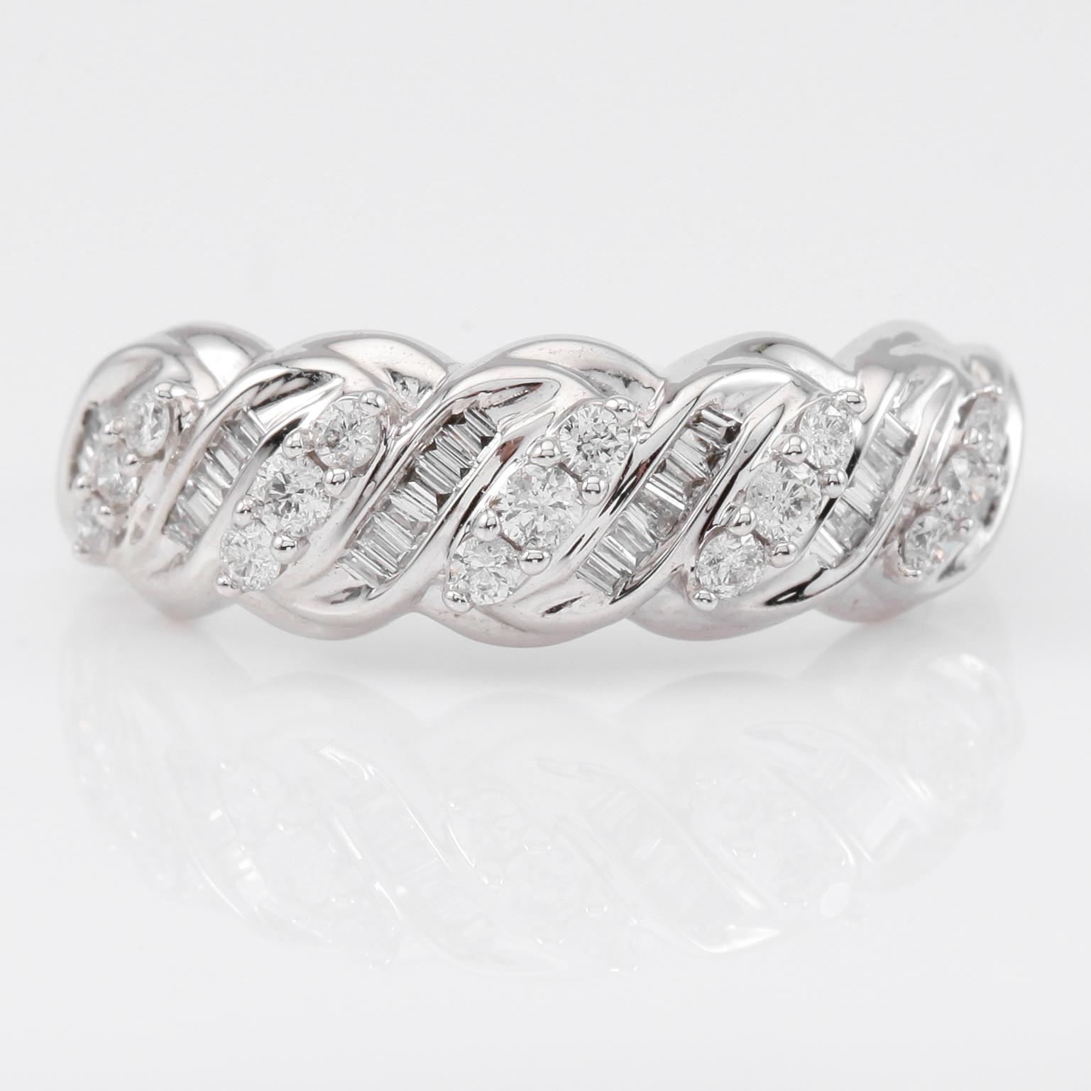 RING, 10K vitguld och olikslipade diamanter tot ca 0.38 ct.