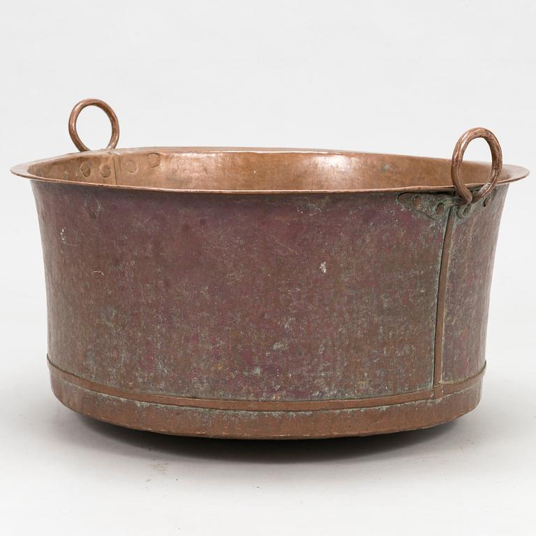 A 1900/20th century copper pot.