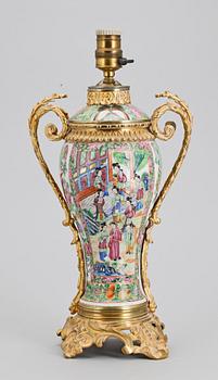 BORDSLAMPA, brons och porslin, bl.a. Kina, 1800-talets slut.