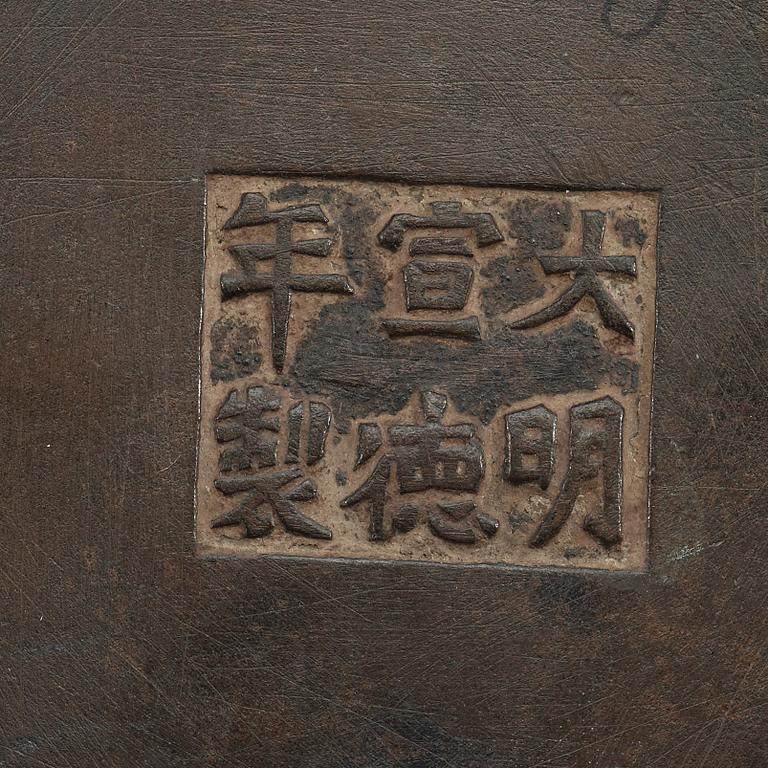 RÖKELSEKAR, brons. Ming dynastin (1368-1644), med Xuandes sex karaktärers märke.