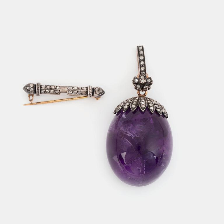 A cabochon-cut amethyst pendant/brooch.