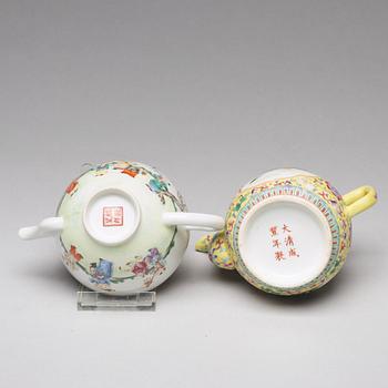 Two Chinese famille rose tea pots, late Qing dynasty, circa 1900.